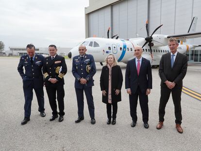 El director de INTA, Julio Ayuso, tercero por la izquierda, junto a la secretaria de Estado de Defensa, Mª Amparo Valcarce, y otras autoridades durante la presentación del avión C295 en las instalaciones de Airbus, en Sevilla.