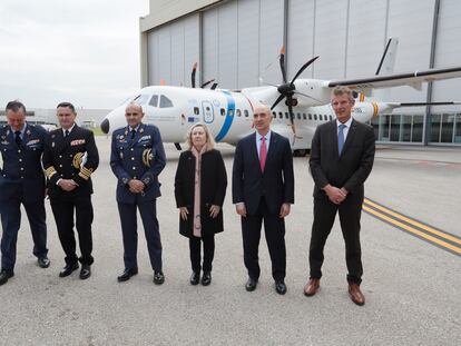 El director de INTA, Julio Ayuso, tercero por la izquierda, junto a la secretaria de Estado de Defensa, Mª Amparo Valcarce, y otras autoridades durante la presentación del avión C295 en las instalaciones de Airbus, en Sevilla.