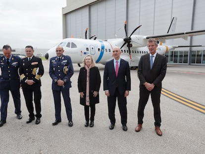 El director de INTA, Julio Ayuso, tercero por la izquierda, junto a la secretaria de Estado de Defensa, Mª Amparo Valcarce, y otras autoridades durante la presentación del avión C295 en las instalaciones de Airbus, en Sevilla.