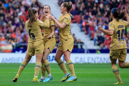 La defensa del Barcelona Mapi León (segunda por la izquierda) celebra con sus compañeras su gol este domingo ante el Atlético.