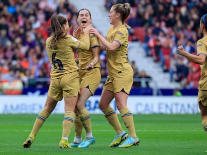 La defensa del Barcelona Mapi León (segunda por la izquierda) celebra con sus compañeras su gol este domingo ante el Atlético.