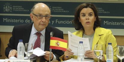 La vicepresidenta del Gobierno, Soraya Sáenz de Santamaría y el ministro de Hacienda, Cristóbal Montoro, durante unareunión del Consejo de Política Fiscal y Financiera en Madrid.