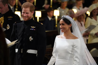 Algunos críticos de la industria de la moda han aplaudido que Meghan Markle, que se ha definido publicamente como feminista, haya elegido a una mujer para diseñar el vestido.