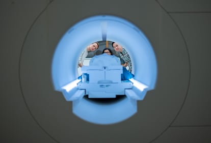 Los investigadores (de izquierda a derecha) Alex Huth, Shailee Jain y Jerry Tang, al fondo del escáner de resonancia magnética del Centro de Imagen Biomédica de la Universidad de Texas en Austin.