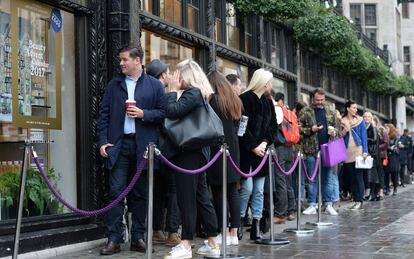 Cola en los almacenes Liberty, en Londres, el pasado 25 de octubre para comprar su calendario de adviento.