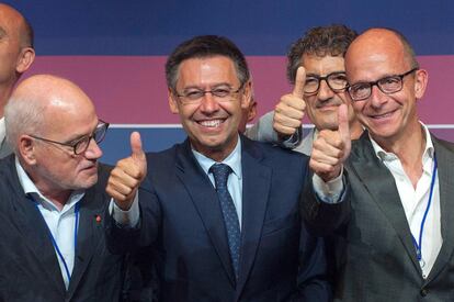 Josep Mar&iacute;a Bartomeu, en el centro, levanta el pulgar tras conocerse ganador de las elecciones.