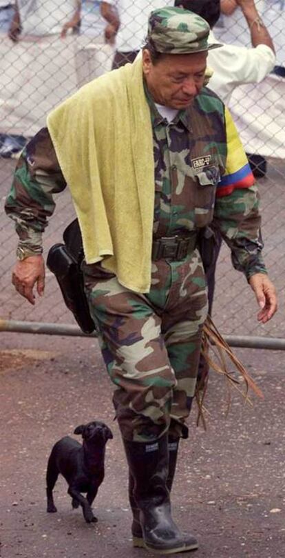 Manuel Miranda, líder de las FARC, llega a Los Pozos, al sur de Colombia, para reunirse con delegados internacionales en marzo de 2001.