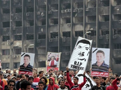 Hinchas del club de f&uacute;tbol Al Ahli participan en una manifestaci&oacute;n contra la Junta Militar y el Ministerio del Interior frente a las oficinas de la Fiscal&iacute;a General hoy en El Cairo.
