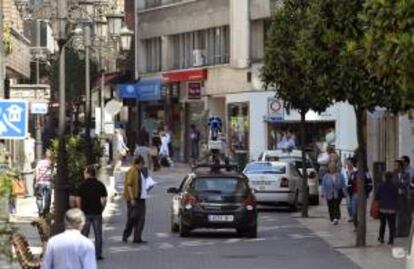 Un coche con una pegatina de Google y un mástil con cámaras circula por Oviedo tomando imágenes a pie de calle. EFE/Archivo