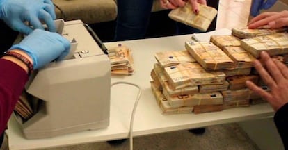 Imagen de parte de los 300.000 euros incautados durante los registros del pasado martes. 