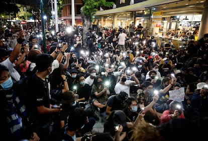 Jóvenes tailandeses participan en una manifestación de protesta prodemocracia, el pasado lunes.