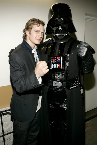 HAYDEN CHRISTENSEN EN 'STAR WARS: EL ATAQUE DE LOS CLONES' Y 'STAR WARS: LA VENGANZA DE LOS SITH' - La toxicidad de los seguidores de la saga 'Star Wars' no es un fenmeno reciente, aunque las redes sociales lo hayan potenciado y globalizado. En 2002 Hayden Christensen la sufri hasta el punto de condicionar toda su carrera. No era fcil su tarea: el canadiense deba poner cara a Darth Vader, el ms carismtico de los malvados espaciales, un personaje cuyo rostro adulto jams se haba visto en pantalla en su mximo apogeo, pero su personalidad era la ms poderosa y enigmtica de la saga. George Lucas lo eligi tras probar a cientos de actores, entre los que se encontraba Leonardo DiCaprio. Vio en l tanto inocencia como la veta sombra del lado oscuro. Pero parece que slo lo vio l. Los fans sintieron un rechazo inmediato y llenaron los innumerables foros sobre la obra de Lucas de quejas airadas contra el canadiense. Y la crtica no fue menos agresiva. Lo llamaron mocoso, petulante y quejumbroso y llorn inexperto. Alegaban que pareca ms un miembro de la pandilla de 'Sensacin de vivir' o de una 'boyband' que el siniestro lder galctico en el que se acabara convirtiendo. No ayudaban frases risibles como soy prisionero del beso que nunca debiste darme ni su escassima qumica con la mucho ms experimentada Natalie Portman. En 2007, una encuesta realizada entre 3.000 aficionados al cine los nombr la pareja con menos qumica de la historia del cine. Los premios Razzie tambin se acordaron de l: recibi el premio al peor secundario por sus dos participaciones en la saga. 