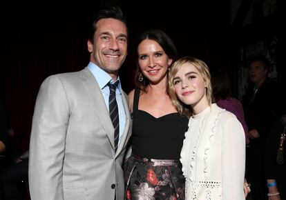 La diseñadora Janie Bryant posa entre el protagonista de 'Mad men', Jon Hamm, y la actriz Kiernan Shipka en la fiesta organizada con motivo del final de la serie en un hotel de Los Angeles en mayo de 2015.