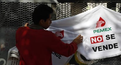 Protesta a las puertas del Senado contra la reforma petrolera.