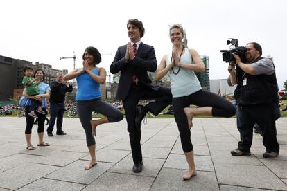 Justin Trudeau, en el centro, practicando yoga en junio de 2013.