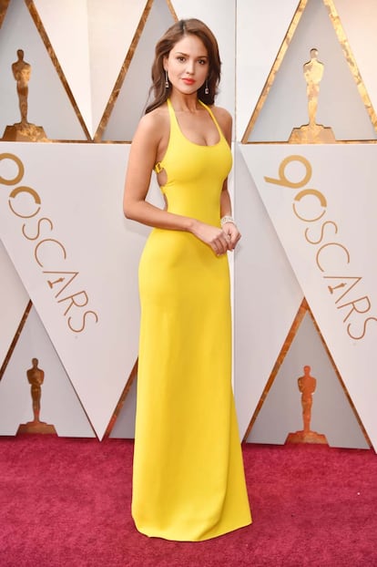 Eiza González, con un vestido amarillo muy ajustado que le queda como un guante. Ralph Lauren está detrás del diseño.