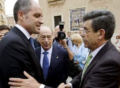 El presidente valenciano, Francisco Camps, saluda al juez Juan Luis de la Rúa, durante la inauguración en Valencia de la exposición Los Fueros-La identidad de un pueblo.