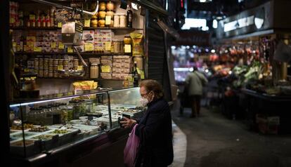 Una clienta en una paradeta al mercat de la Boqueria.