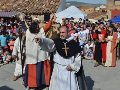 Recreación histórica de un proceso por brujería.