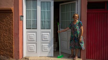 Antonia María Martín, vecina del barrio de la Marina Baja del municipio de Tazacorte, sale a la puerta de su casa para barrer la ceniza.