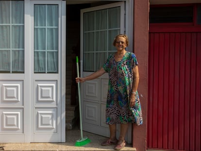 Antonia María Martín, vecina del barrio de la Marina Baja del municipio de Tazacorte, sale a la puerta de su casa para barrer la ceniza.