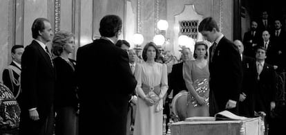 30 de enero de 1986. Felipe jura la Constitución ante el presidente del Congreso de los Diputados, Gregorio Peces Barba, en presencia de los Reyes, sus hermanas y su abuelo, don Juan de Borbón.