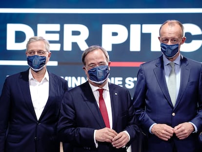 Los tres candidatos a la presidencia de la CDU, Norbert Röttgen, Armin Laschet (centro) y Friedrich Merz, en octubre pasado durante un acto de partido.