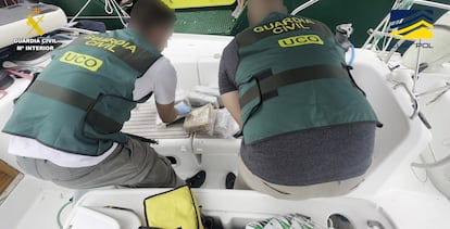 Agentes de la UCO requisan paquetes de cocaína intervenidos el pasado agosto en un velero cerca de Canarias.