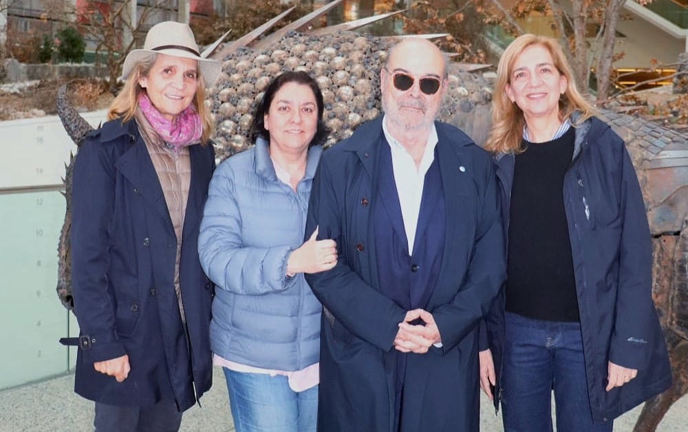 Las infantas Cristina y Elena visitan un museo en Burgos junto a Antonio Resines y su esposa, Ana Pérez-Lorente
