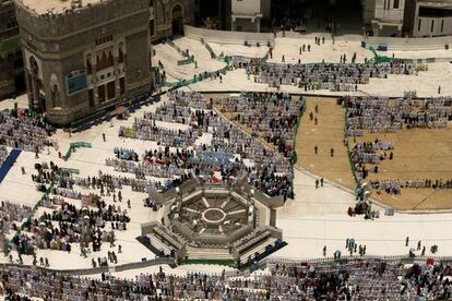 Una multitud de musulmanes asiste a la oración del viernes en la Gran Mezquita antes de la peregrinación anual Hajj a la Meca (Arabia Saudí).