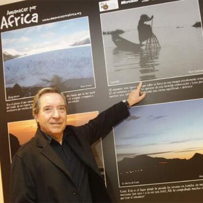 Iñaki Gabilondo muestra su foto.