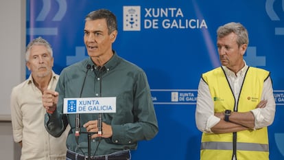 El presidente del Gobierno, Pedro Sánchez, entre el presidente de la Xunta, Alfonso Rueda (derecha), y el ministro del Interior, Fernando Grande-Marlaska, este domingo en el Centro de Coordinación Operativo Contraincendios de Ourense. 