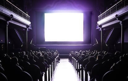 Sesin vespertina en el Cine Dor de la capital madrile?a, sede de la Filmoteca Espa?ola, a finales del mes de abril. Los espectadores habituales volvieron a las butacas, aunque el cambio de la venta en taquilla por la venta por internet por la pandemia dificulta la compra de entrada a los ms mayores.