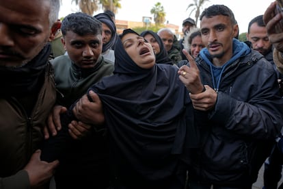 Una mujer llora durante el funeral de los cinco periodistas muertos en el ataque de su vehículo por el ejército israelí cerca del hospital de Al Aqsa, este jueves. 