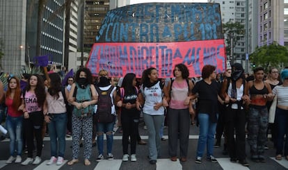 Mulheres protestam contra PEC 181 que pode criminalizar o aborto, na Avenida Paulista, em novembro de 2017