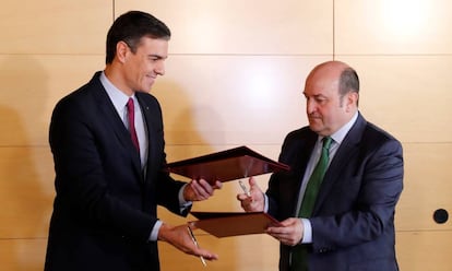 Pedro Sánchez y Andoni Ortuzar, este lunes en el Congreso.
 