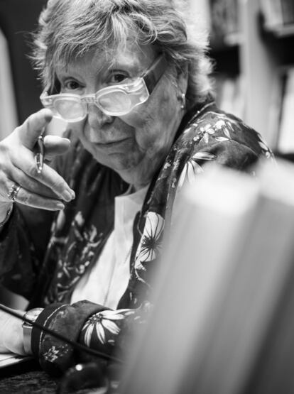 Joana Biarnés i Florensa, considerada como la primera mujer fotoperiodista de España, falleció en diciembre de 2018 en Terrassa, a sus 83 años.