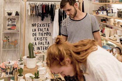 Un local reciclado, en esta ocasión una antigua perfumería que la australiana Amy Cocker llenó de encanto y cosas bonitas, como papeles pintados con firma, telas vintage, cerámica y piezas de artesanos y artistas locales. Peu de la Creu, 25. Teléfono: +34 600 33 46 39.