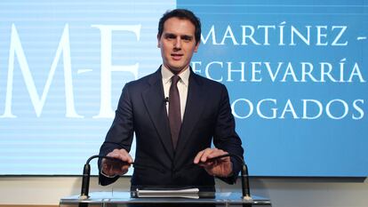 Albert Rivera, durante la rueda de prensa en la que anunció su fichaje por el bufete Martínez-Echevarria en marzo de 2020.