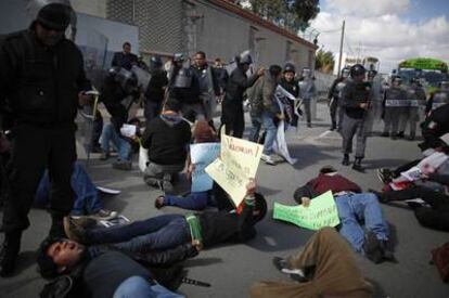 Agentes de policía intentan desalojar a unos manifestantes durante la visita a Ciudad Juárez del presidente mexicano, Felipe Calderón.