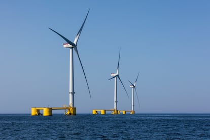 Tres turbinas de eólica marina, frente a las costas de Viana do Castelo (Portugal), en agosto de 2021.