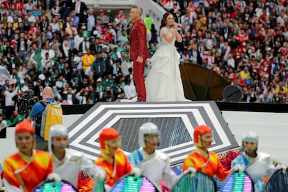 El cantante de pop británico Robbie Williams (i) y la soprano rusa Aída Garifullina actúan durante la ceremonia inaugural del Mundial de Fútbol de Rusia 2018.