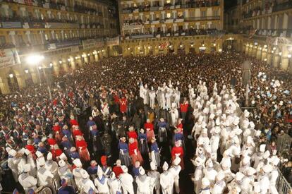 La plaza de la Constitución, abarrotada en el inicio de la fiesta de San Sebastián. 