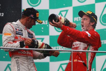 Fernando Alonso celebra con Hamilton su triunfo.