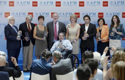 La presidenta de la Comunidad de Madrid, Esperanza Aguirre, junto al de la APM, Fernando González Urbaneja, Ángeles Espinosa (a su derecha) y Enrique Meneses, en silla de ruedas.