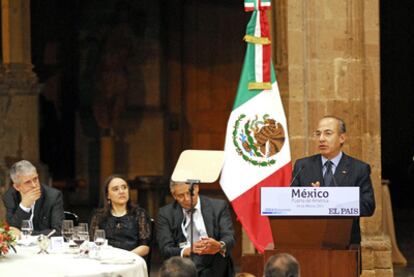 El presidente mexicano, Felipe Calderón, en presencia de Javier Moreno, director de EL PAÍS, se dirige al público en el foro <i>México, Puerta de América. </i>