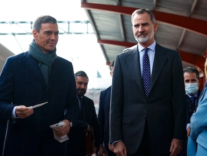 Felipe VI y Pedro Sánchez, durante la inauguración de la línea de AVE Madrid-Murcia, este lunes en la estación de Chamartín.