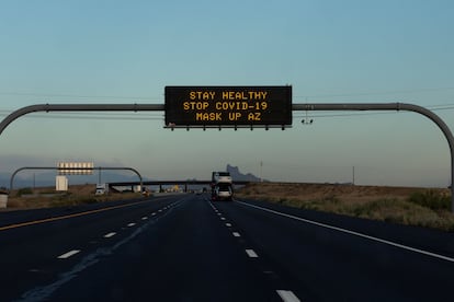 Panel informativo en una carretera para prevenir la covid-19.