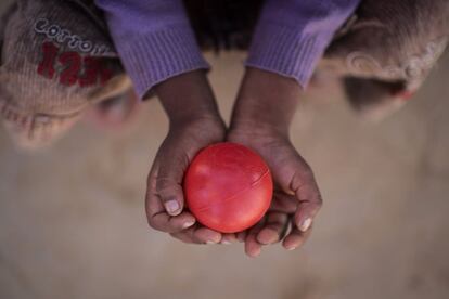 El niño huérfano Hubaib, cuya madre fue asesinada a tiros en Myanmar antes de huir a Bangladés con su familia, muestra una bola de plástico en el campamento de refugiados de Balukhali en Cox's Bazar. 