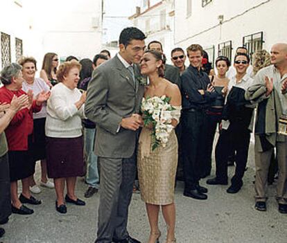 Los vecinos de Agrón aplauden a Thelma y Adil tras la ceremonia de la boda civil.